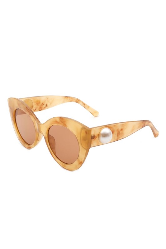 
                  
                    Betty Sunglasses
                  
                